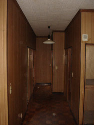 中廊下をはさんで部屋があったためとても暗い廊下でした。