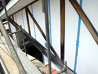 外壁を塗装する前に外壁材の継ぎ目や窓周りなどのコーキングを直します。