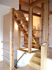 １Ｆからロフトまでつづく木製階段。