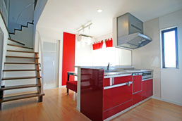 キッチン。 白い空間に映えるアクセントアラーの赤。キッチン、カーテン、家具、壁に赤を使いました。