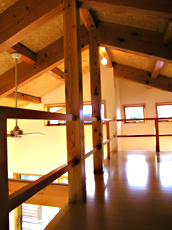 ロフト感覚の屋根裏部屋。 天井が低いため立てないが、落ち着ける趣味室に。