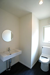 ゆとりあるトイレ。 白×黒モノトーンですっきりと。