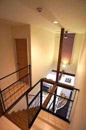 ２階から見る。 階段も室内空間のメインに。位置や形状、考え方一つで素敵な物になります。