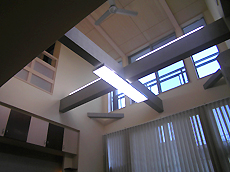 リビング上の吹抜け。天井は、シナベニヤの目透かし貼りで、シンプルで温かみある雰囲気にした。