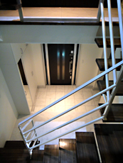 階段から玄関ホールを覗く。 スッキリとしたシンプルな空間。