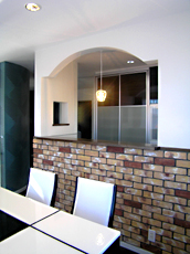 アンティーク調のブリックタイルとアーチ形の間仕切り壁で、素敵なダイニング＆キッチンに。