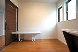 ４帖の広さの洗面脱衣室。 壁には、折りたたみ式簡易ベッドを設置。