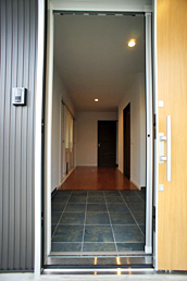 玄関のスライドドアを開ける。 廊下は広めの１間幅です。